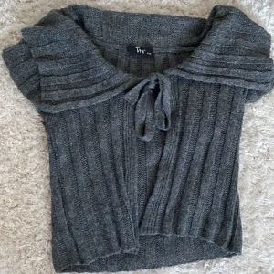 Grå stickad bolero  - Superfin och unik stickad bolero från märket Tita i storlek S/36!!🩶🩶 Mycket bra skick.