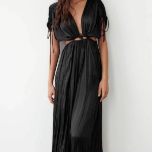 Zara klänning - Så fin klänning från zara i tunt satintyg 🩷🩷🩷 Aldrig använd men inga lappar på. Säljer då jag hade velat ha en större storlek ☺️☺️☺️ Är storlek xs men passar även en S