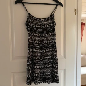 Finaste klänningen - Jättefin klänning! Gammal från hm! Men i väldigt bra skick då den använts sparsamt💞 skriv vid frågor!!