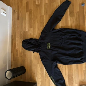 Gymshark hoodie - Säljer denna gymshark x recover hoodie använt den få tal gånger är som i ny skick.