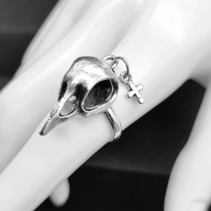 Unik ring med en kråkskalle  - Unik ring med en kråkskalle● Material: metal. Stommen är ca 15mm i diameter, men kan göras mindre eller större, efter behov. Det är bara att försiktigt klämma ihop eller dra isär ändarna baktill, till önskad storlek. Mått på plattan 2,5cm 