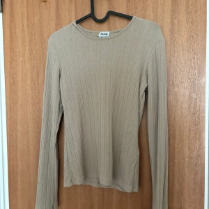 Tröja - Långärmad beige tröja 