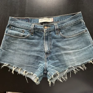 Levi’s jeansshorts - Lågmidjade jeansshorts från Levi’s💗