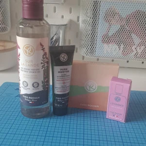 Yves Rocher bundle🤍 - 4x yves rocher bundle🫶🏻 Duschgel, Charcoal mask, parfym, Complexion Powder🤍 Kan sälja separat, skriv isf vid intresse🧸