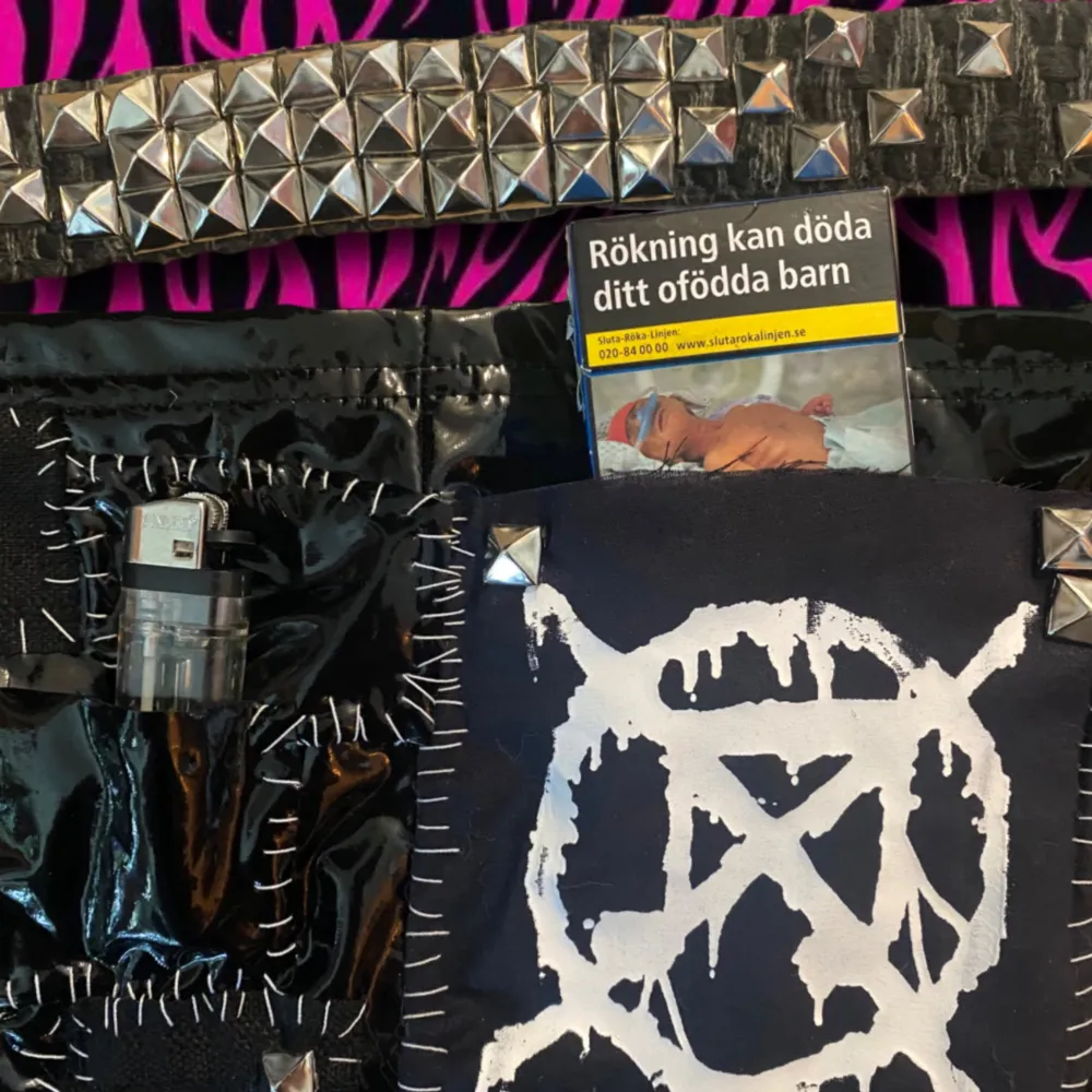 Handgjord anti-music väska med två fickor!! ! Mer finns på @morbidmutation på IG och min Plick profil‼️. Väskor.