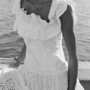 Vit klänning från Zara - Säljer denna fina klänning från Zara, då den bara kommit till användning en gång förra året. Sitter lite tajtare än vad man tror så skulle rekommendera en storlek större❤️ Köptes för 700kr (ny pris) 