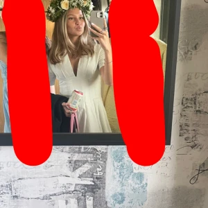 Klänning  - Så fin klänning som jag köpte på sellpy till midsommar. Så fin så bekväm men tänker att den kanske inte används igen💕