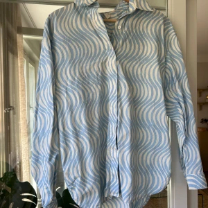 Skjorta ARKET - Skjorta i nyskick. Använd ca 3 ggr. Normal i storlek, något vid. 