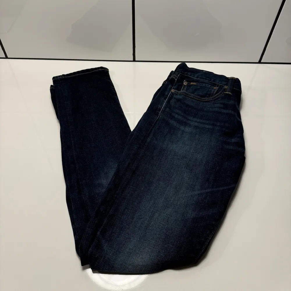 Ralph Lauren Jeans, ett par mörka jeans med snygg färg. Hör av er vid minsta fundering! 😁. Jeans & Byxor.