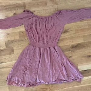 Klänning - En jätte söt klänning i strl S. Enbart använd vid ca 3 tillfällen. Så i jätte fint skick!