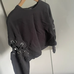 Festtröja - Super cool fest tröja med detaljer från zara. Använt 3 gånger ❤️ cropped 