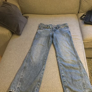 Levis jeans  - Säljer mina levis jeans då jag inte använder dem, bra skick då dem inte är använda jätte mycket, modell noughties bootcut storlek 26 Nypris 1100kr Köparen står för frakt
