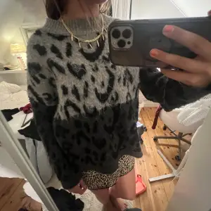 Stickad leopard tröja! Passar perfekt över en kjol!