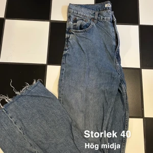 Jeans - Högmidjade jeans från Zara i bra skick. Väldigt bekväma och passar dig som är lite längre.