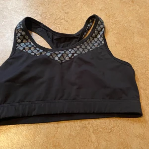 En svart sports bh 🏋️‍♀️ - En jätte söt sport bh som håller jätte bra och är bekväm.Den visar ganska mycket rygg om det är något nån gillar .