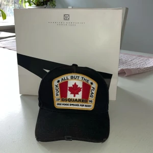 Dsquared2 Keps - Säljer nu denna snygga keps. Skicket är som nytt och kvitto finns. Ny pris är 1500kr mitt pris är 800kr Hör av dig vid frågor!