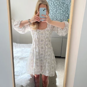 Sommarklänning - Intressekoll (tryck inte på köp nu utan att kontakta mig!!)  på den här fina sommarklänningen som är lite för lång på mig för min smak (är 162cm). Har som en sydd korsett som gör så att klänningen framhäver midjan. 