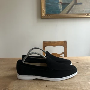 LOAFERS HERR - Säljer ett par snygga loafers perfekta i sommar. Färgen är svart och storleken 44, men de sitter som 43. Skorna är helt nya, aldrig använda utomhus. Hör av er vid frågor eller funderingar!