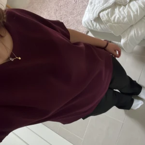 Vinröd T shirt - Så fin t shirt från Wera med dragkedja i ryggen🥰