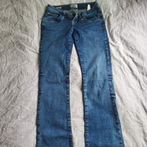 Jättefina Ltb jeans som jag köpt här på plick. Säljer för att dem är lite för långa på mig som är 165cm. Jeansen är minimalt slitna men förutom det så är dem i jättebra skick❤️ Kontakta gärna för mer information💕