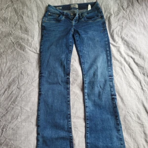 Blå Ltb jeans - Jättefina Ltb jeans som jag köpt här på plick. Säljer för att dem är lite för långa på mig som är 165cm. Jeansen är minimalt slitna men förutom det så är dem i jättebra skick❤️ Kontakta gärna för mer information💕