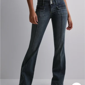 Lågmidjade bootcut jeans  - Säljer mina lågmidjade bootcut jeans med detaljer i fram, nypris: 699kr 