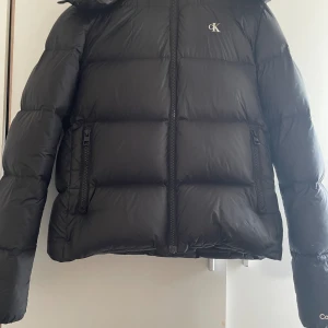 Calvin Klein jacka,  - Säljer min fina jacka som knappt använts, endast en vinter. Den är i utmärkt skick och nästan som ny. Anledningen till försäljningen är att den blivit för liten för mig. Storlek: Liten i storleken, passar bäst för XS eller S. Jag hade S när jag köpte