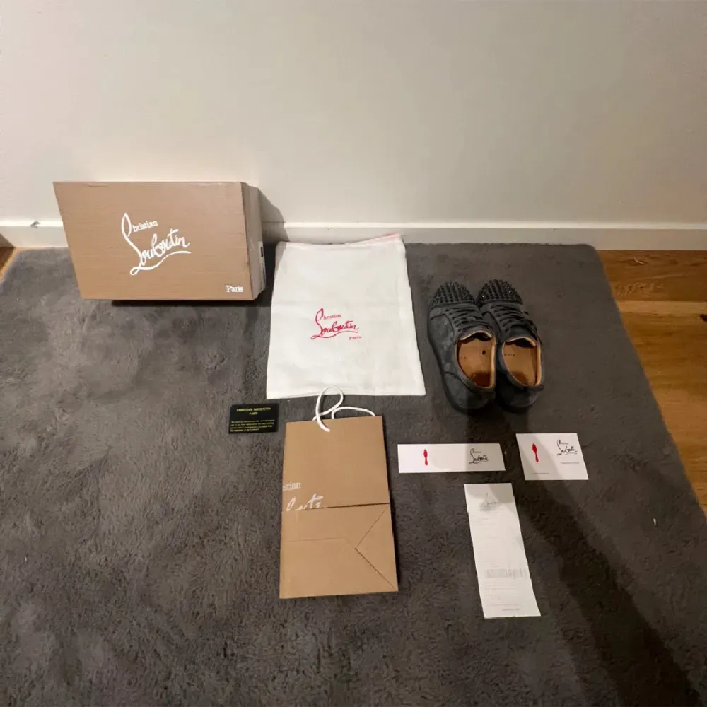 Skit snygga Louboutin skor mörk gråa som inte kommer till användning box och allt tillkommer pris kan diskuteras och tar även emot byten ❤️. Skor.