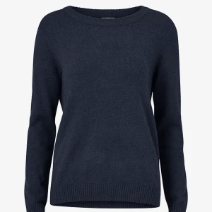 STICKAD TRÖJA VILA - gosig mörkblå stickad tröja från vila. lite oversized. väldigt sparsamt använd. 💛