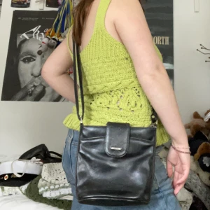 svart väska - 20x20 cm, är i bra skick