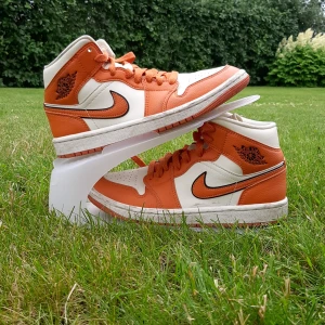 Nike air Jordan 1 mid (Coconut Milk Sport Spice Black Sail) knappt använda - Säljer min sons jordan 1 37.5 då han knappt använde dem och dem är för små (kan rengöras innan frakt) (kan prutas)