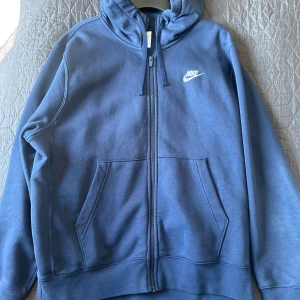 NIKE ZIP HOODIE - säljer denna nike zip hoodie då den it kommer till någon användning för en billig peng, använd ett par gånger men i fint skick 10/10 Strlk M lite pösigare fit