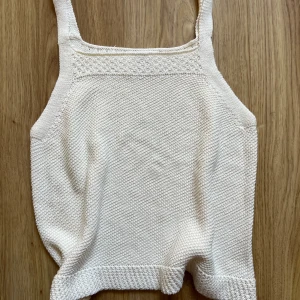Gulligt stickat linne  - Stickat linne från zara, barnstorlek 164 så vuxen xs!