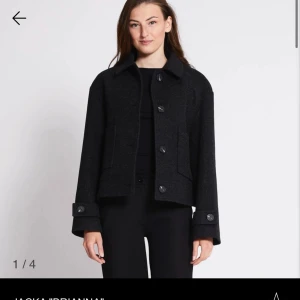 Lager 157 jacka -  Säljer min fina Lager 157 kappa. En knapp på ena armen har lossnat annars är den i fint skick. Köpte den för 400 i butik Och är i storlek XS men passar S också!❤️