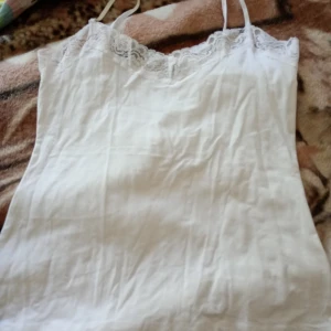 Linnen med spets och band.3 stycken. - Helt nya oanvända linnen med spets och band i materialet polyester och bomull.märke Esmaralda.