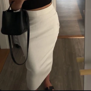Lång Ribbad kjol  - Lång ribbad kjol i krämvit färg från Zara. Lite tjockare i tyget så man inte ser igenom och väldigt stretchig. Kommer inte till användning. Använd fåtal gånger. 