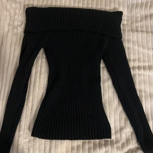 Svart off shoulder tröja! - Svart off shoulder tröja i storlek xs. Köpt för 400kr säljer för 200kr 💗 Inga defekter
