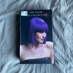 Lila peruk - Fin lila peruk som endast är använd vid ett tillfälle så i nyskick! ✨färgen syns bäst på andra bilden. Från the fever wig collection i modellen LOLA, 30cm köpt i London