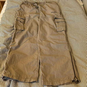 Baggy FUBU Cargos - Fett snygga cargos från märket Fubu. Fickorna går att ta bort och storleken i midjan är justerbar. Skriv gärna vid frågor (: