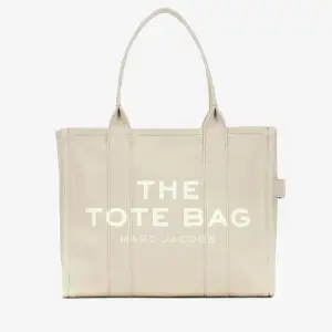 Säljer denna väska då den ej kommer till användning längre, passar perfekt nu till sommaren när man ska till stranden. Köpt förra sommaren av en tjej på plick💞 Pris kan diskuteras😊