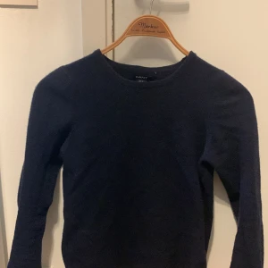 Gant Kashmir tröja - Hej säljer nu en fet navy blue Kashmir tröja i St S, riktigt skön och i fint material. OBS: den har krympy något i tvätten så skulle säga att den passar en Xs. Ny pris låg på omkring 1500kr Mitt pris 399kr!