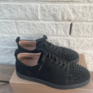 Christian Louboutin  - Bra skick Alla tillbehör medföljer inklusive kvitto  F@ke