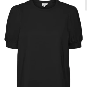 Puffärmad t-shirt  - Puffärmad t-shirt från vero moda.  Ny skick. Köptes för 179kr
