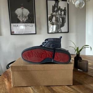Loubs - Säljer nu ett par riktigt snygga loubs i storlek 43 o riktigt fint skick, köpte på SC hype för nått år sen och box tillkommer, inga nitar eller annat saknas på dom. Passar även om du har runt 44 eftersom dom är rätt stora i storleken 