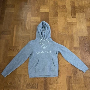 Gant hoodie - För liten tröja. Enbart använt ngr få gånger, jätte fint skick💗