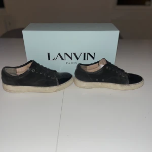 Lanvin skor  - Sjukt snygga svarta lanvin skor  Skick: 5-10  Storlek: 40  Nypris: 4300  Mitt pris: 699  Allt OG ingår med skorna  Skriv gärna om ni har funderingar !