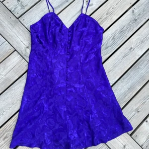Lila vintage slip dress med blommönster  - Mycket bra skick M