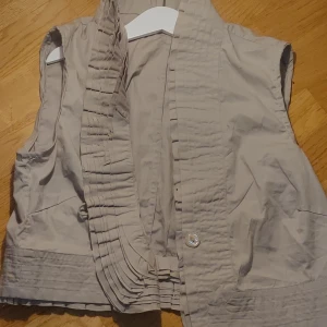 Ljusgrön väst - Jätte fin väst från Noanoa, frakt ingår 💟