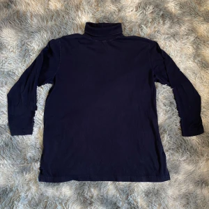 Sweatshirt  - Säljer en marinblå sweatshirt i stl 170-180. Tröjan är endast använd ett fåral gånger, skick 10/10. Skriv gärna om du undrar något🤗 Fraktas inom 48h📦