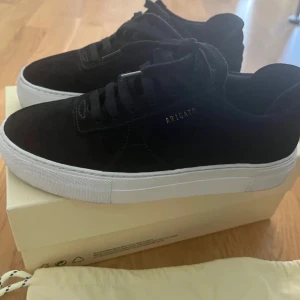 Arigato skor - Säljer mina Arigato skor. Helt okej skick, super fina på!❤️❤️har även en extra sula man kan lägga in så de passar 36.5. kom provat vid frågor 